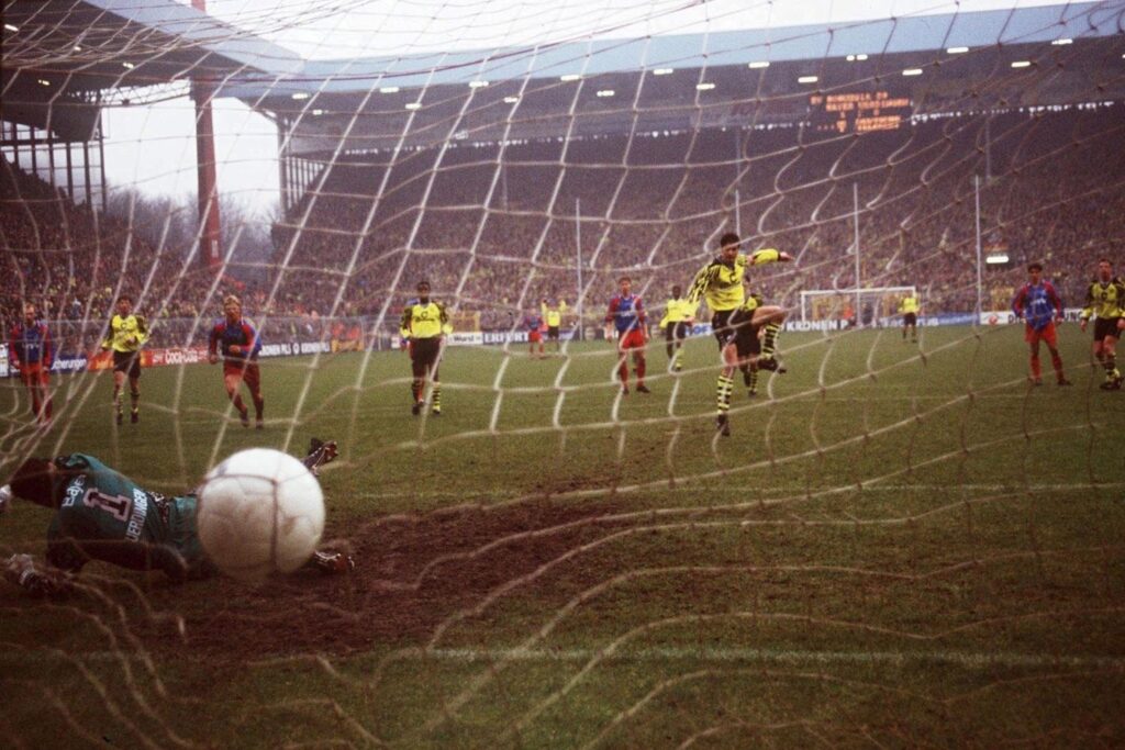 Westfalenstadion 1995 Borussia Dortmund - Bayer Uerdingen, Michael Zorc trifft.