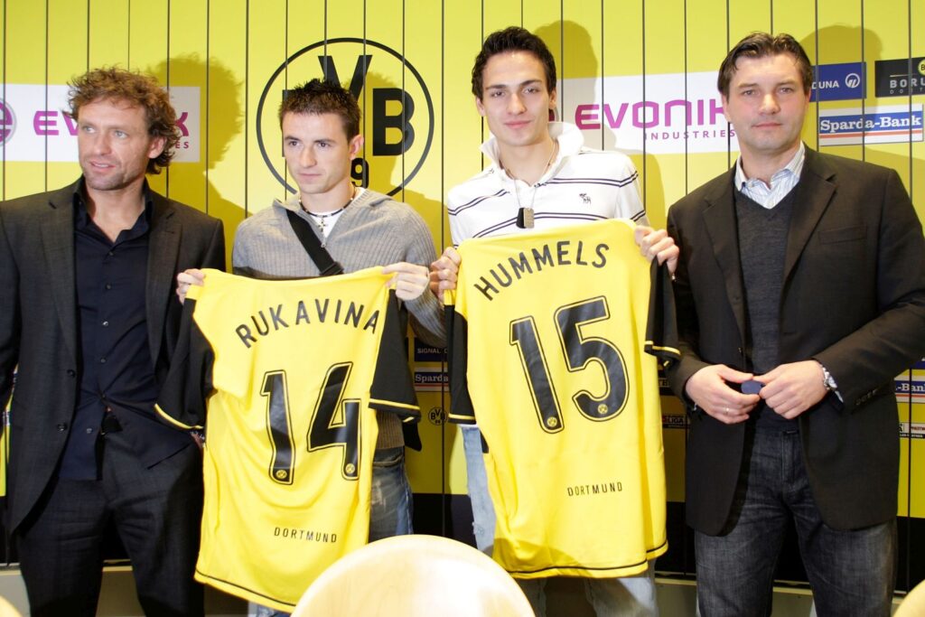 Mats Hummels kommt 2008 zu Borussia Dortmund, rechts Michael Zorc.