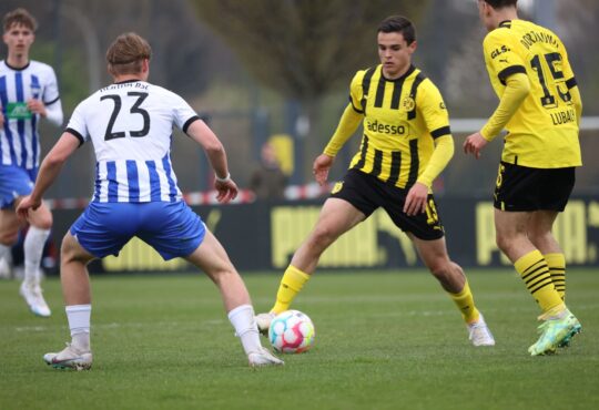 Kjell Wätjen in der A-Jugend-Bundesliga für Borussia Dortmund.