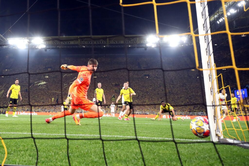 Gregor Kobel im Tor von Borussia Dortmund in der Champions League gegen PSG.