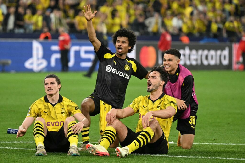 Kjell Wätjen, Mats Hummels, Marcel Sabitzer, Karim Adeyemi jubeln für Borussia Dortmund.