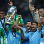 Kyle Walker von Manchester City hebt den Pokal des europäischen Supercups.