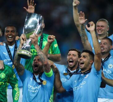 Kyle Walker von Manchester City hebt den Pokal des europäischen Supercups.