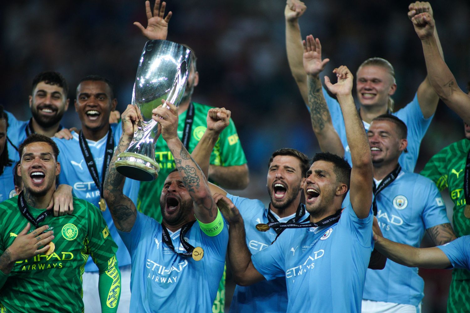 Kyle Walker von Manchester City hebt den Pokal des europäischen Supercups.