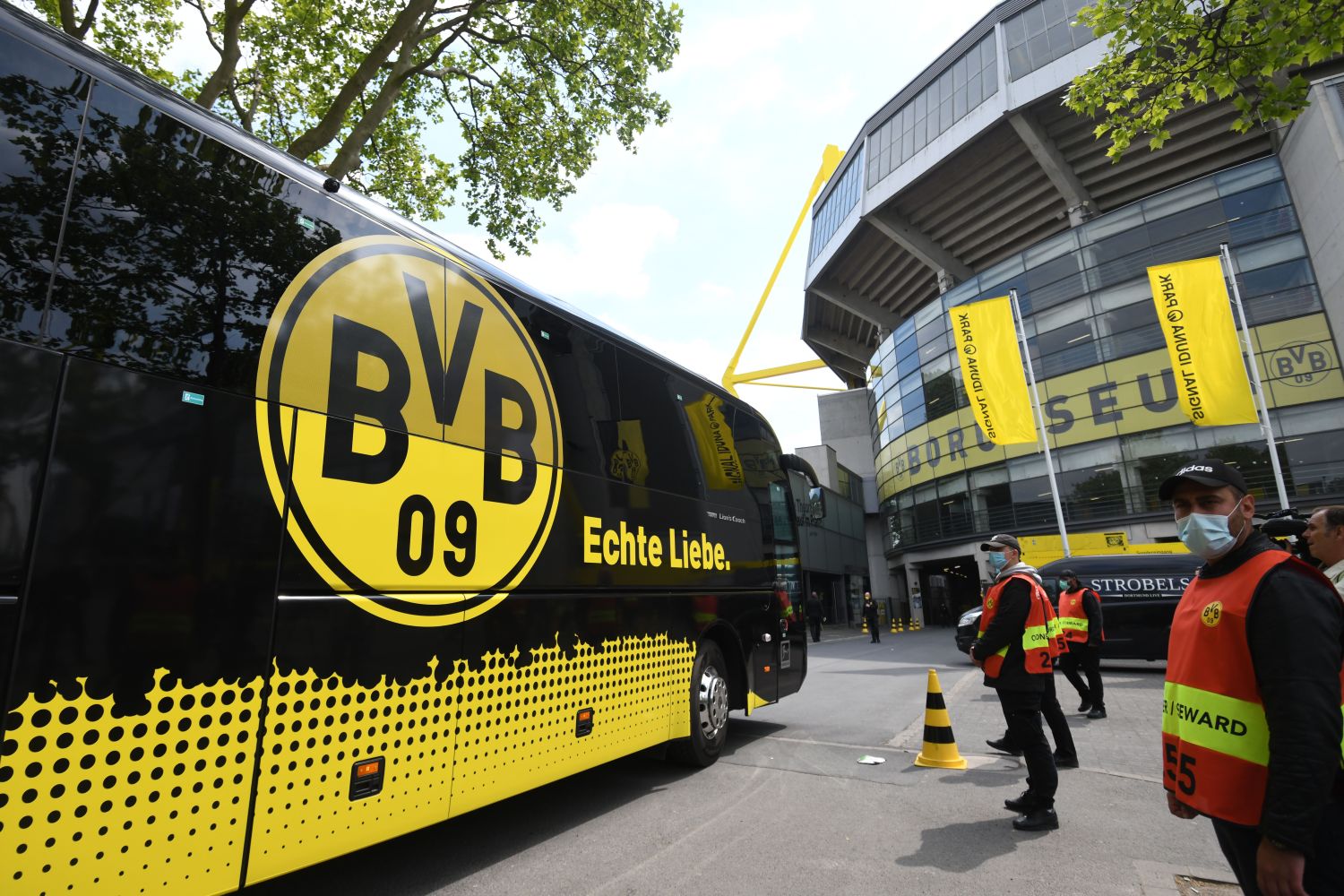Mannschaftsbus des BVB vor dem Stadion von Borussia Dortmund.
