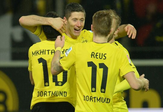 Robert Lewandowski und Marco Reus jubeln im Trikot von Borussia Dortmund.
