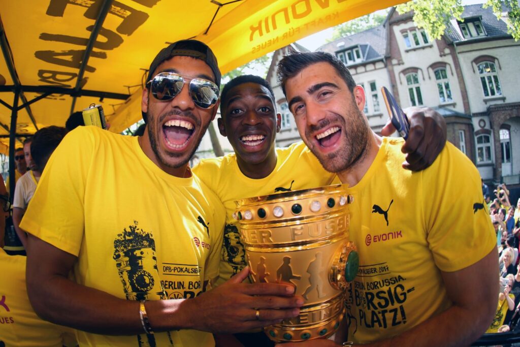 Sokratis feiert Gewinn des DFB-Pokals mit Borussia Dortmund.