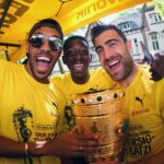 Sokratis feiert Gewinn des DFB-Pokals mit Borussia Dortmund.
