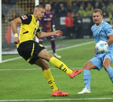 Waldemar Anton verteidigt für Borussia Dortmund gegen den VfL Bochum.