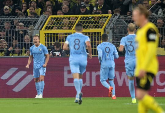 Dani de Wit jubelt über sein Tor für den VfL Bochum im Signal Iduna Park gegen Borussia Dortmund.