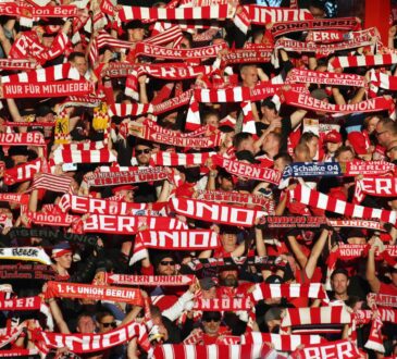 Fans des 1. FC Union Berlin im Stadion an der Alten Försterei.