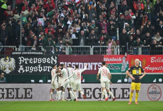 Augsburg jubelt nach Tor gegen Dortmund