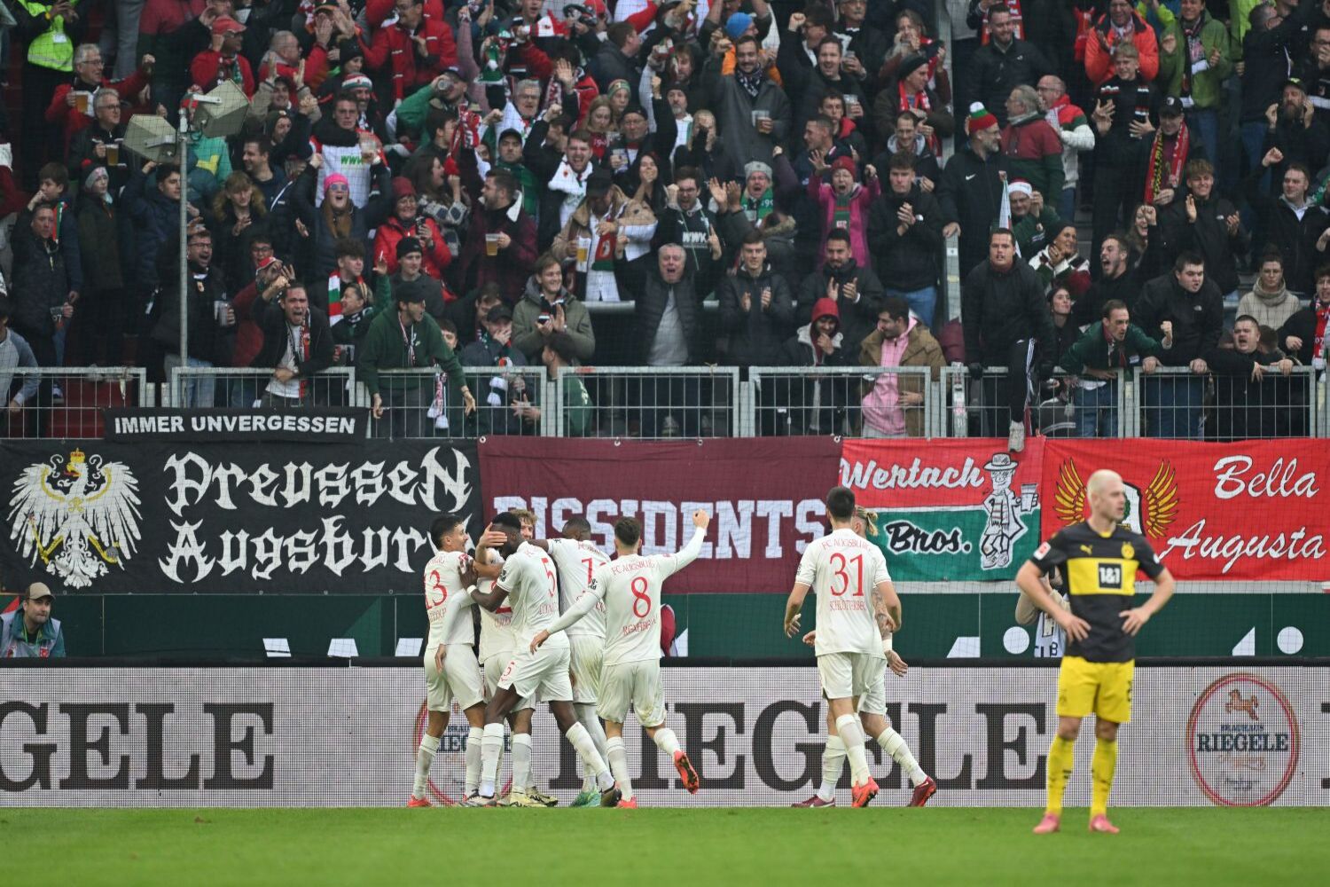 Augsburg jubelt nach Tor gegen Dortmund