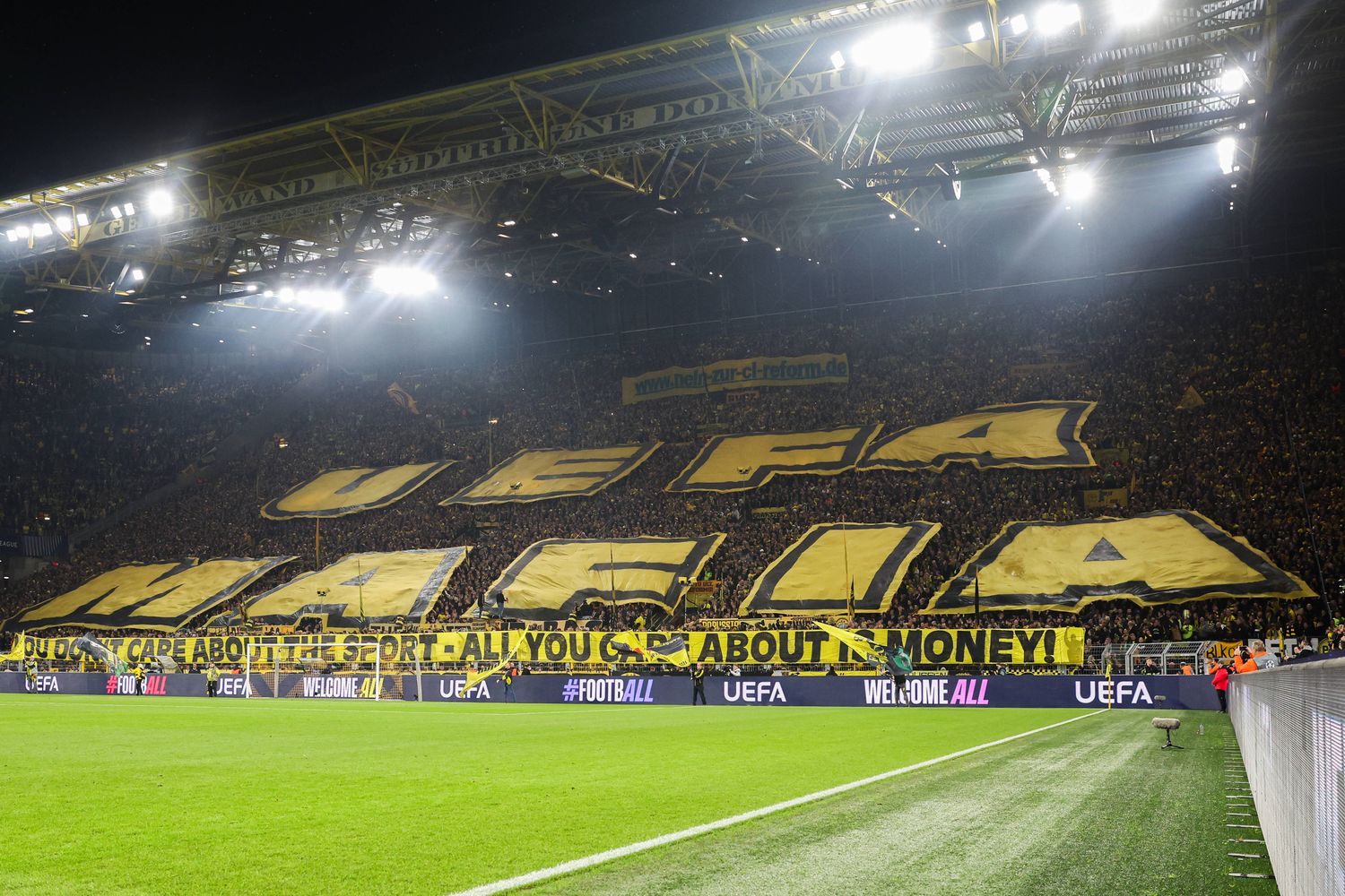 BVB-Fans UEFA-Protest