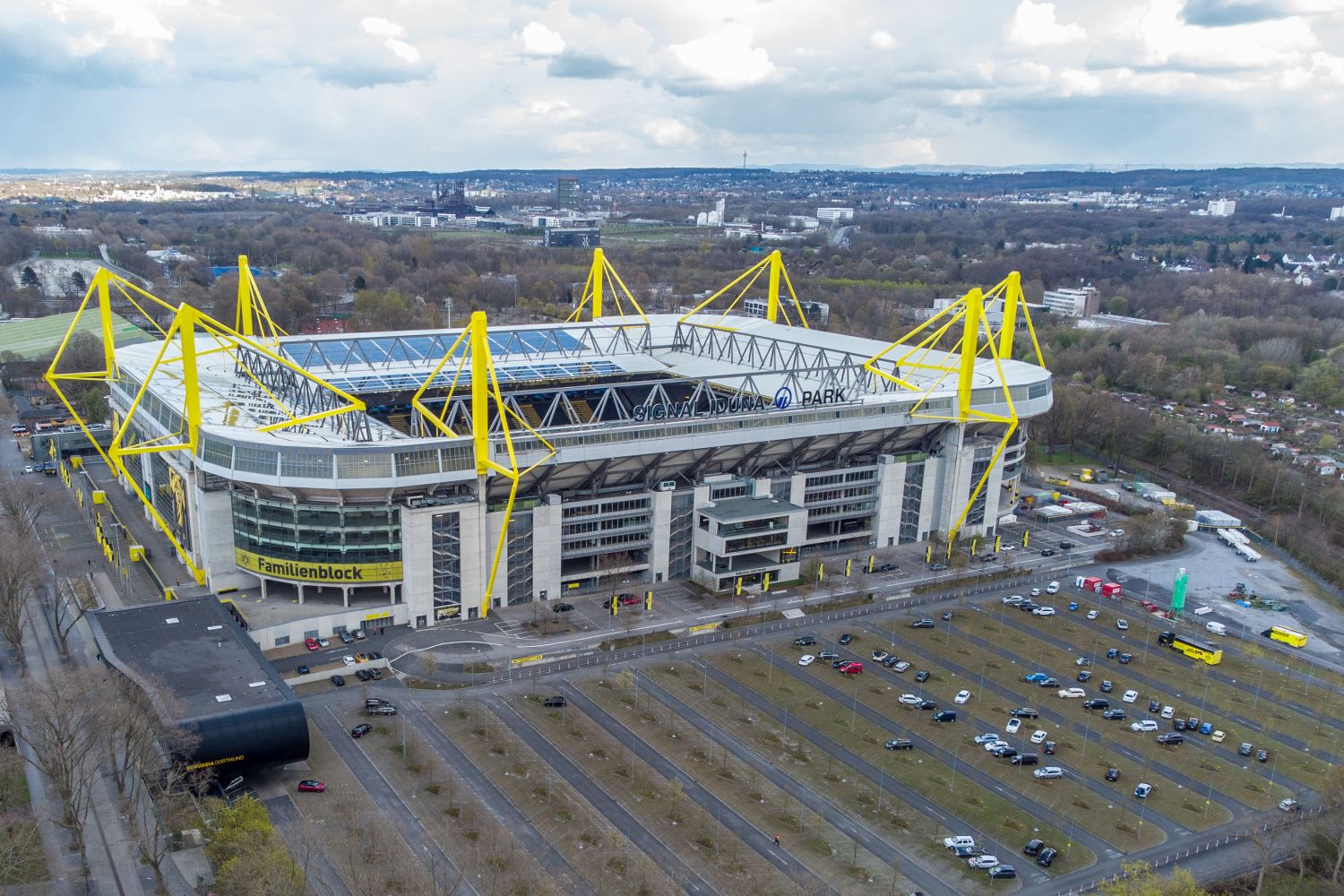 Luftbild Signal Iduna Park Westfalenstadion Parkplatz Parkplätze