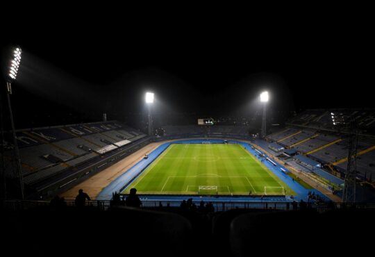 Stadion Maksimir von Dinamo Zagreb unter Flutlicht.