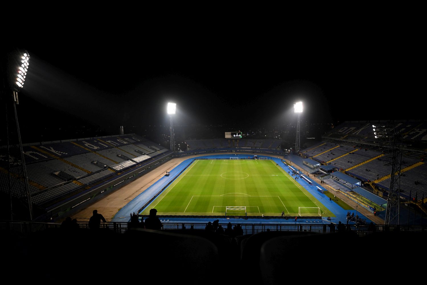 Stadion Maksimir von Dinamo Zagreb unter Flutlicht.