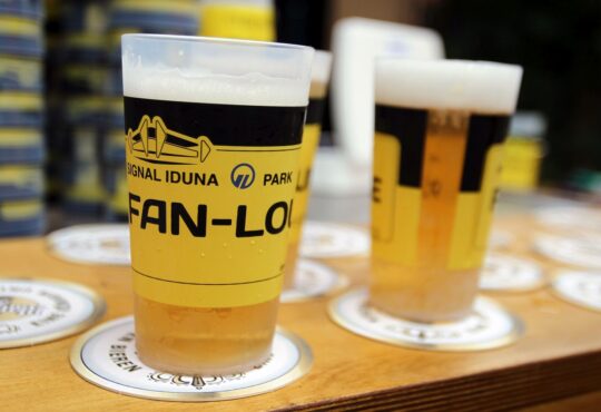 Bier für Fans im Signal Iduna Park.