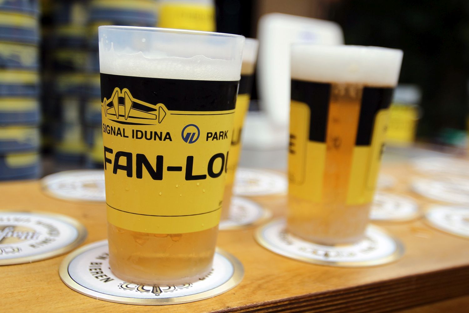 Bier für Fans im Signal Iduna Park.