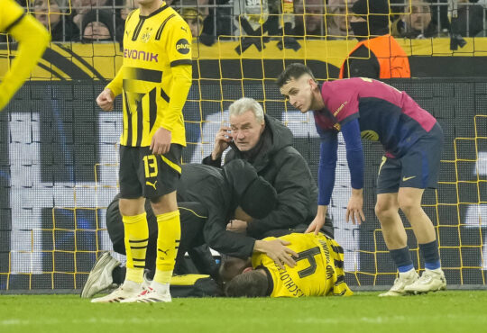 Nico Schlotterbeck Borussia Dortmund is injued during the UEFA Champions League 2024/25 League Phase MD6 match between Borussia Dortmund and FC Barcelona, Barca at Signal Iduna Park on December 11, 2024 in Dortmund, Germany. Photo by Alex Gottschalk/DeFodi Images Defodi-001_BVBFCB20241211_263 *** Nico Schlotterbeck Borussia Dortmund is injued during the UEFA Champions League 2024 25 League Phase MD6 match between Borussia Dortmund and FC Barcelona at Signal Iduna Park on December 11, 2024 in Dortmund, Germany Photo by Alex Gottschalk DeFodi Images Defodi 001 BVBFCB20241211 263 Defodi-001