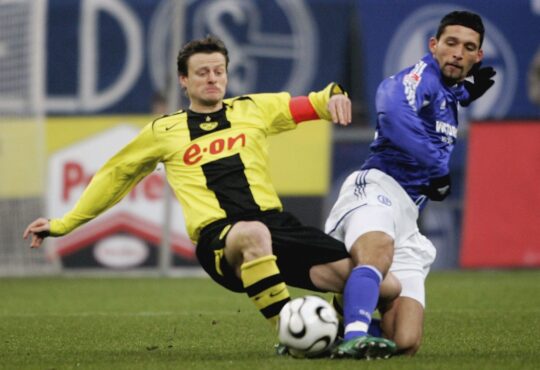 Christian Wörns im Revierderby gegen Kevin Kuranyi von Schalke 04.