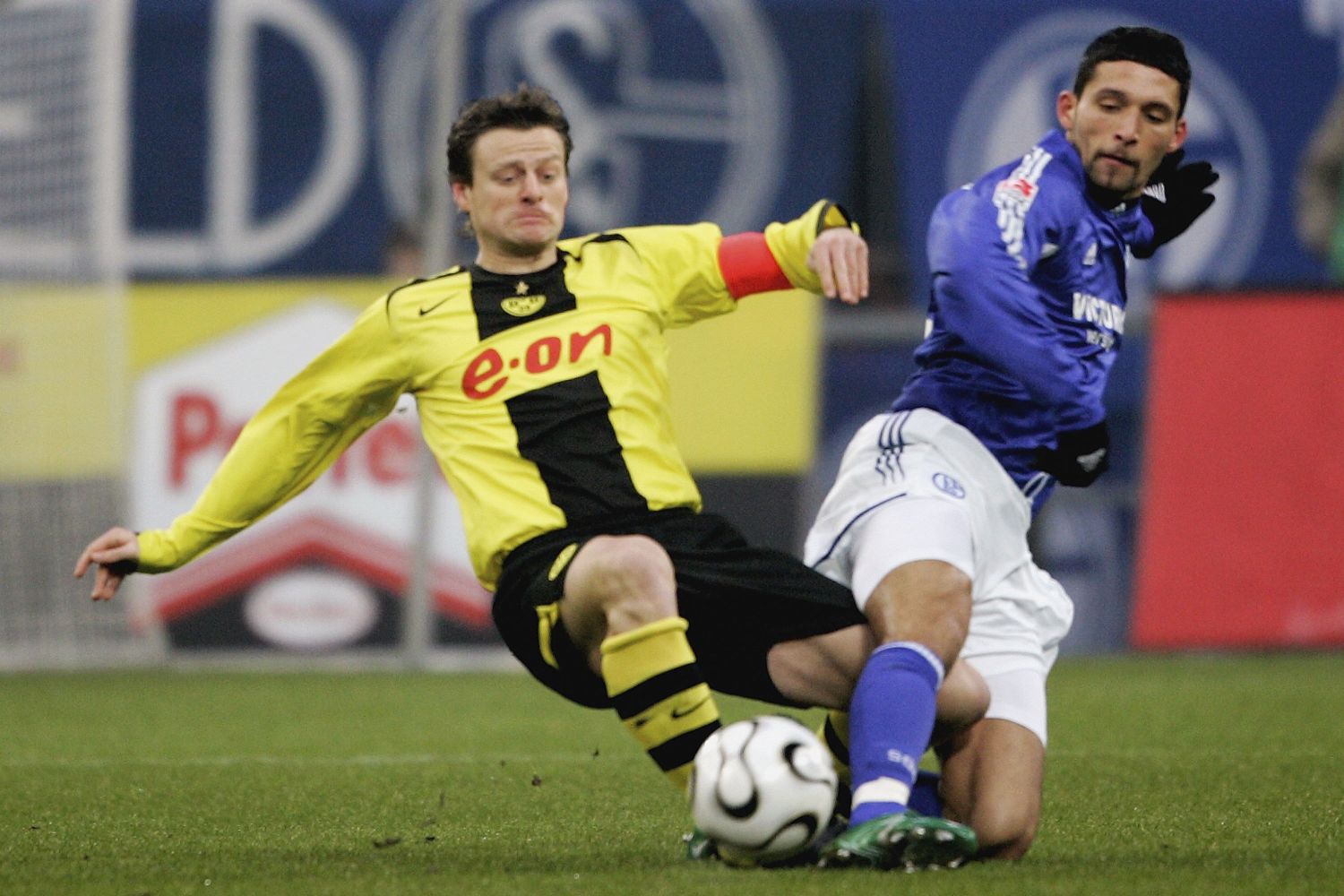 Christian Wörns im Revierderby gegen Kevin Kuranyi von Schalke 04.