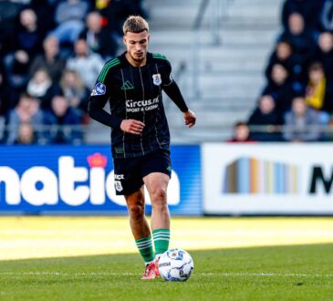 DEVENTER, 03-11-2024 , Stadium de Adelaarshorst, Dutch football, Eredivisie, season 2024 / 2025, during the match Go Ahead Eagles - PEC Zwolle, PEC Zwolle player Davy van den Berg Go Ahead Eagles - PEC Zwolle PUBLICATIONxNOTxINxNED x26651470x Copyright: