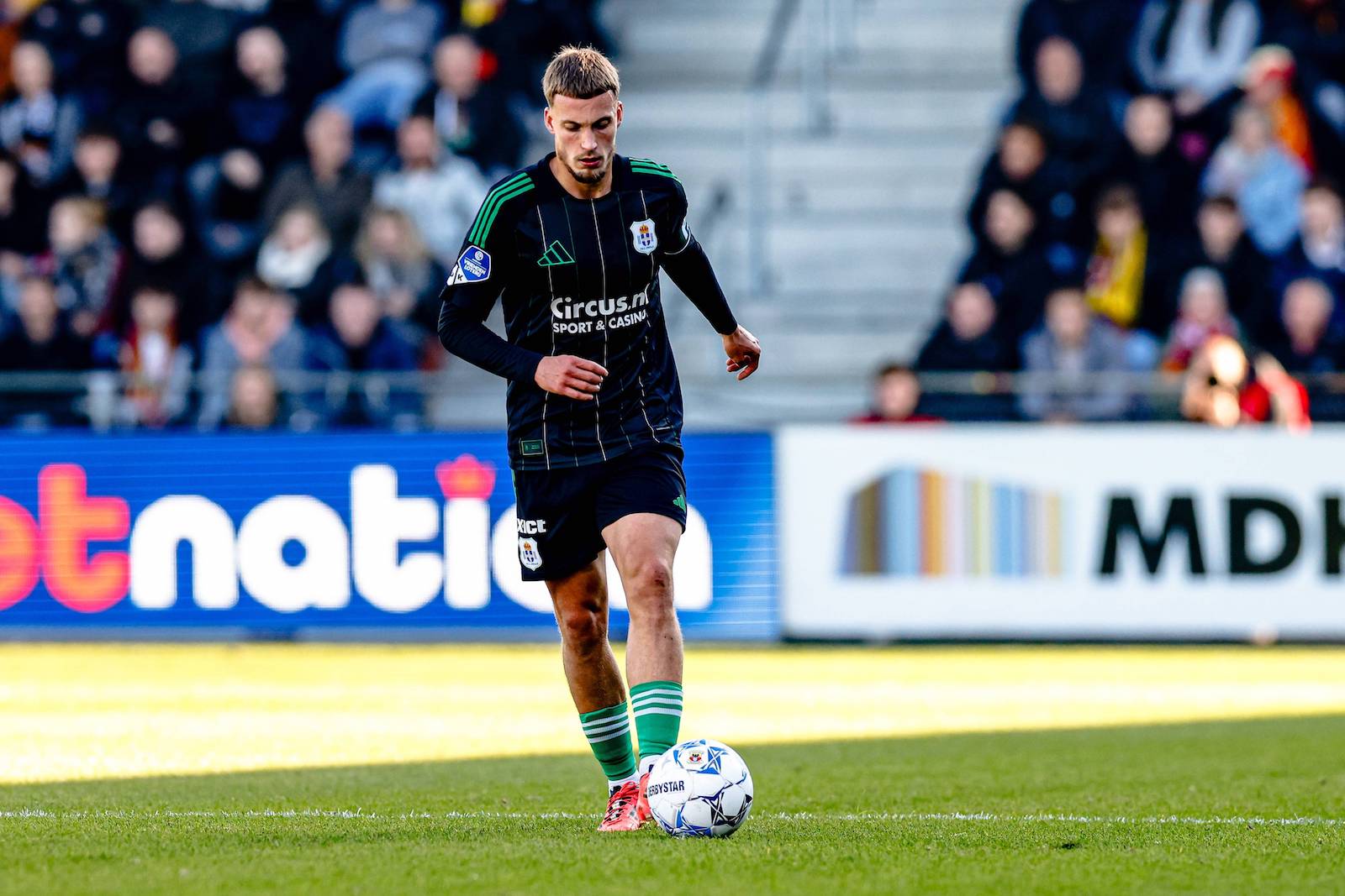 DEVENTER, 03-11-2024 , Stadium de Adelaarshorst, Dutch football, Eredivisie, season 2024 / 2025, during the match Go Ahead Eagles - PEC Zwolle, PEC Zwolle player Davy van den Berg Go Ahead Eagles - PEC Zwolle PUBLICATIONxNOTxINxNED x26651470x Copyright: