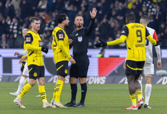 Frankfurt, Germany, January 17st 2025: A debate between Daniel Schlager referee, Emre Can 23 Dortmund and Serhou Guirassy 9 Dortmund during the 1.Bundesliga football match between Eintracht Frankfurt and Borussia Dortmund at Deutsche Bank Park in Frankfurt, Germany Philipp Kresnik Philipp Kresnik / SPP PUBLICATIONxNOTxINxBRAxMEX Copyright: xPhilippxKresnikx/xSPPx spp-en-PhKrSp-_KRE1990-Verbessert-RR