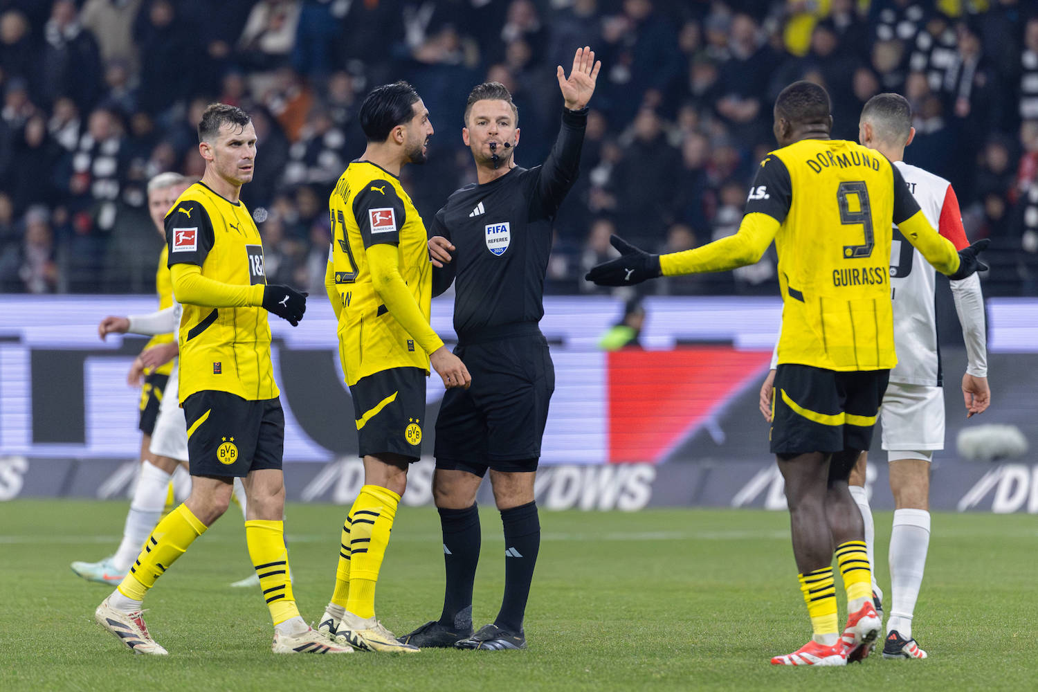 Frankfurt, Germany, January 17st 2025: A debate between Daniel Schlager referee, Emre Can 23 Dortmund and Serhou Guirassy 9 Dortmund during the 1.Bundesliga football match between Eintracht Frankfurt and Borussia Dortmund at Deutsche Bank Park in Frankfurt, Germany Philipp Kresnik Philipp Kresnik / SPP PUBLICATIONxNOTxINxBRAxMEX Copyright: xPhilippxKresnikx/xSPPx spp-en-PhKrSp-_KRE1990-Verbessert-RR