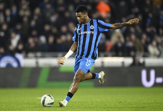 Club Brugge v KV Kortrijk - Jupiler Pro League BRUGGE, BELGIUM - JANUARY 25 : Onyedika Raphael midfielder of Club Brugge shoots the ball during the Jupiler Pro League match between Club Brugge and KV Kortrijk on January 25, 2025 in Brugge, Belgium, 25/01/2025 Brugge Belgium PUBLICATIONxNOTxINxFRAxBEL Copyright: xNicoxVereeckenx