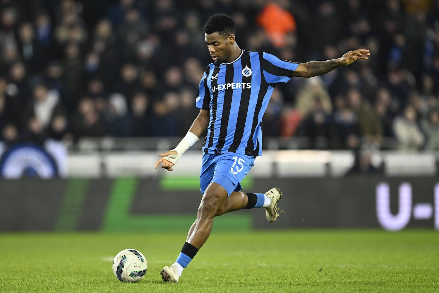 Club Brugge v KV Kortrijk - Jupiler Pro League BRUGGE, BELGIUM - JANUARY 25 : Onyedika Raphael midfielder of Club Brugge shoots the ball during the Jupiler Pro League match between Club Brugge and KV Kortrijk on January 25, 2025 in Brugge, Belgium, 25/01/2025 Brugge Belgium PUBLICATIONxNOTxINxFRAxBEL Copyright: xNicoxVereeckenx