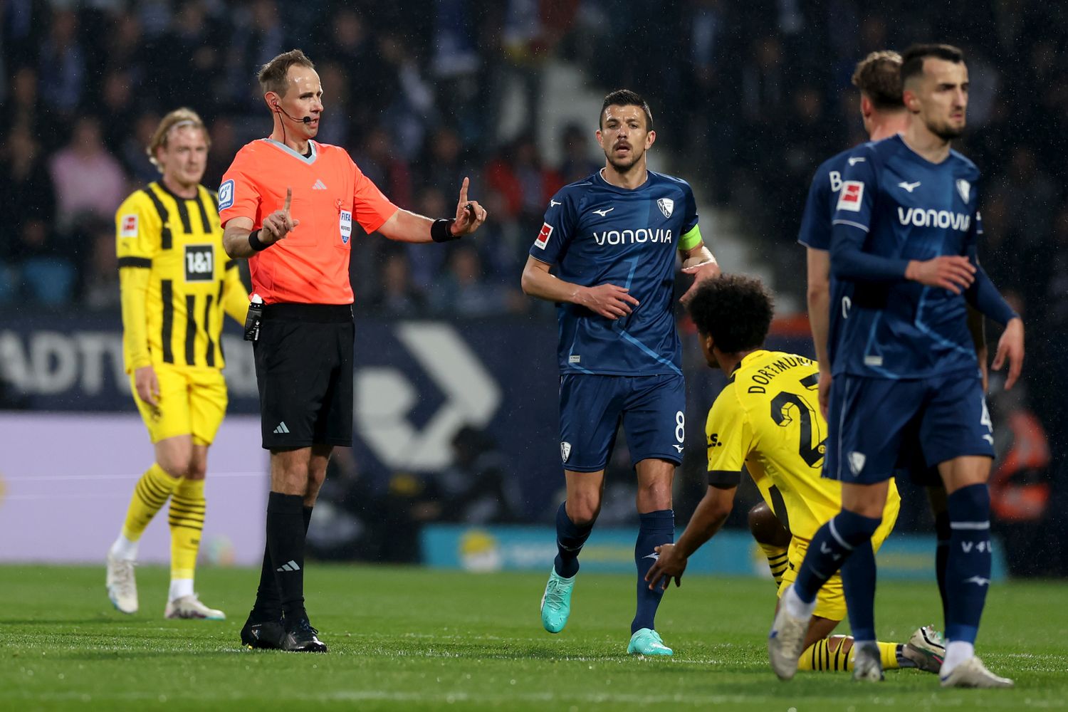 Schiedsrichter Sascha Stegemann beim Spiel VfL Bochum - Borussia Dortmund.