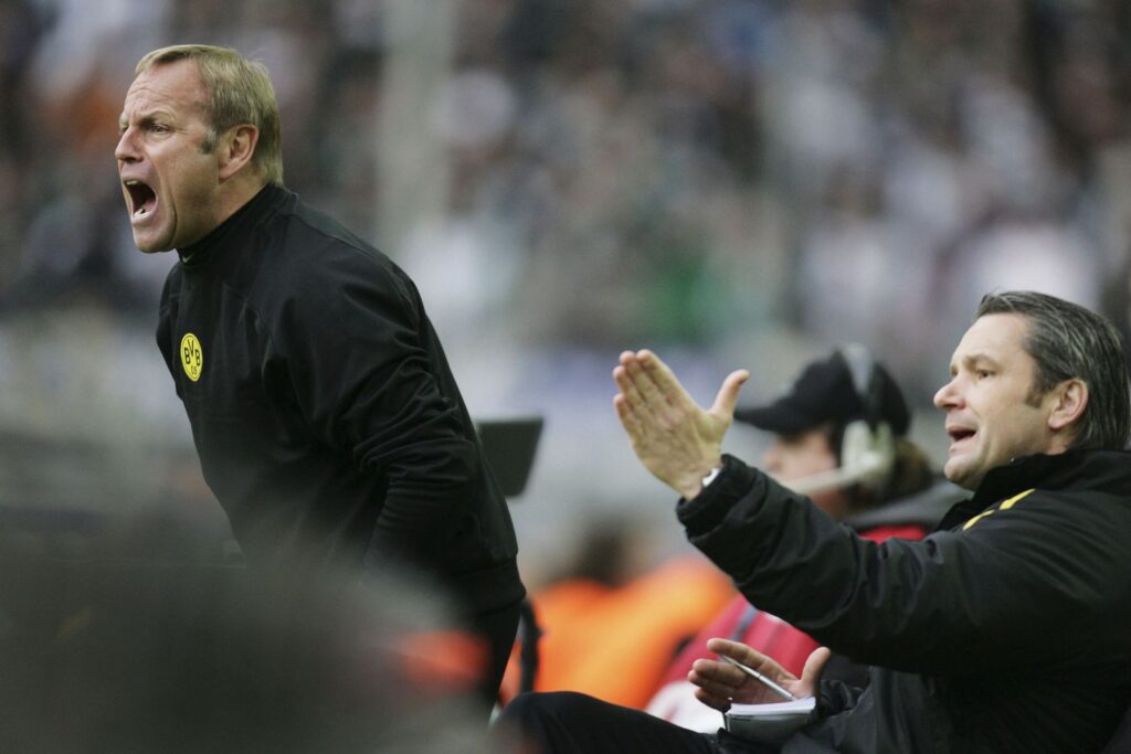 Trainer Jürgen Röber mit Co-Trainer Bernd Storck.