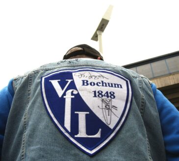 Wappen bzw. Logo des VfL Bochum auf Kutte eines Fans