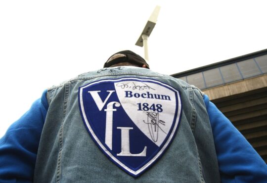 Wappen bzw. Logo des VfL Bochum auf Kutte eines Fans