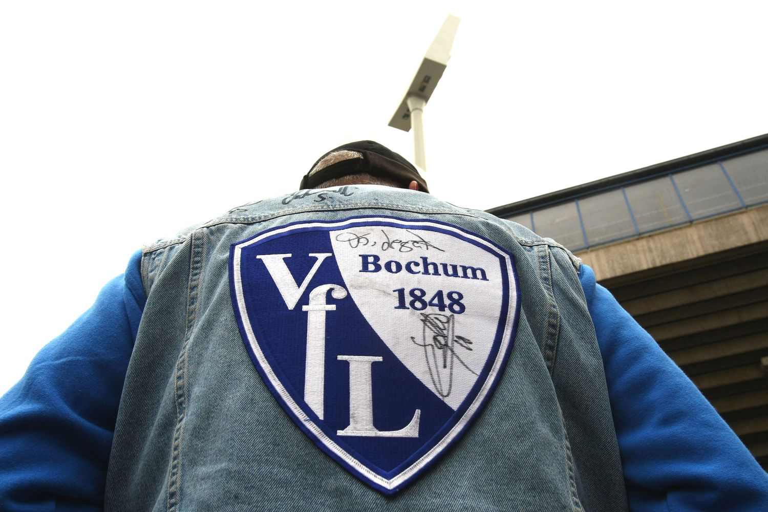 Wappen bzw. Logo des VfL Bochum auf Kutte eines Fans