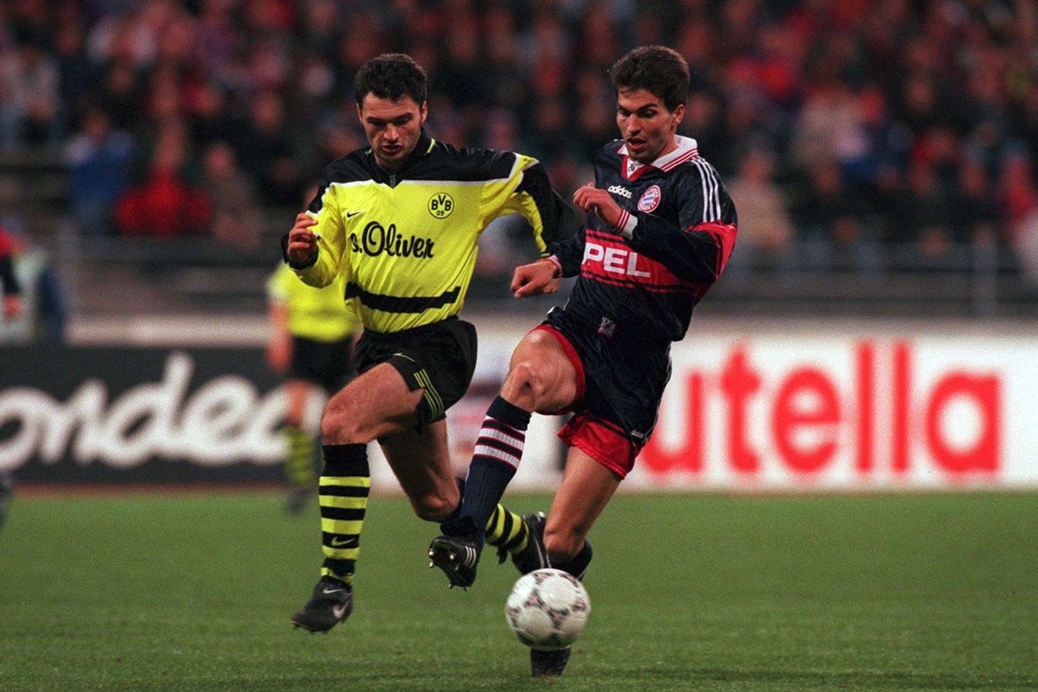 Stephane Chapuisat im Zweikampf mit Markus Babbel vom FC Bayern München in der Champions League.