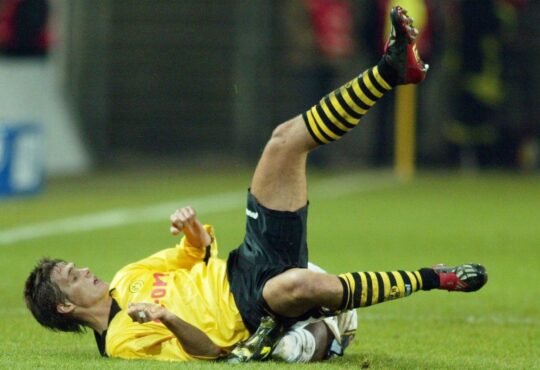 Sebastian Kehl scheitert mit dem BVB beim FC Sochaux.