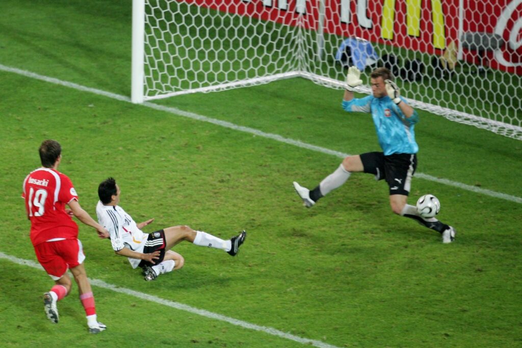 Oliver Neuville trifft bei der WM 2006 in Dortmund für Deutschland gegen Polen.