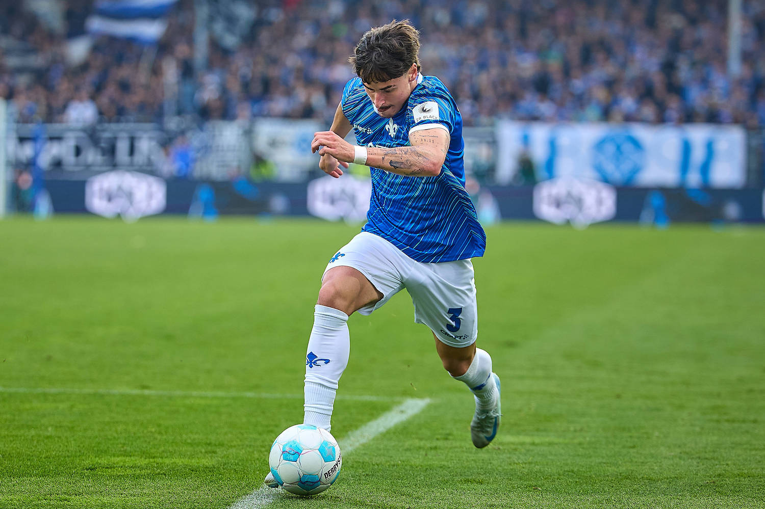 Guille Bueno SV Darmstadt 98, 03 tritt an. Freisteller, Portrait GER, SV Darmstadt 98 gegen SSV Ulm 1846, Fussball, 2. Bundesliga, 10. Spieltag, Spielzeit 2024/2025, 27.10.24. DFL REGULATIONS PROHIBIT ANY USE OF PHOTOGRAPHS AS IMAGE SEQUENCES AND/OR QUASI-VIDEO. GER, SV Darmstadt 98 gegen SSV Ulm 1846, Fussball, 2. Bundesliga, 10. Spieltag, Spielzeit 2024/2025, 27.10.24. Darmstadt *** Guille Bueno SV Darmstadt 98, 03 kicks off Freisteller, Portrait GER, SV Darmstadt 98 vs SSV Ulm 1846, Football, 2 Bundesliga, Matchday 10, Season 2024 2025, 27 10 24 DFL REGULATIONS PROHIBIT ANY USE OF PHOTOGRAPHS AS IMAGE SEQUENCES AND OR QUASI VIDEO GER, SV Darmstadt 98 vs SSV Ulm 1846, Football, 2 Bundesliga, Matchday 10, Season 2024 2025, 27 10 24 Darmstadt Copyright: xGeraldxOelze-dexStoppany,xEibner-Pressefoto/GeraldxOelze-dexStoppanyx EP-ODS