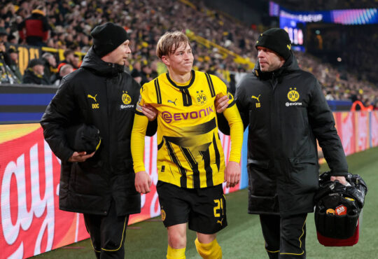 Sport Bilder des Tages 04.03.2025, UEFA Champions League, Achtelfinale, Borussia Dortmund - Lille OSC, Daniel Svensson Borussia Dortmund wird behandelt und verletzt ausgewechselt, Dortmund Signal Iduna Park NRW Deutschland xRHR-FOTO/DEx *** 04 03 2025, UEFA Champions League, round of 16, Borussia Dortmund Lille OSC, Daniel Svensson Borussia Dortmund is treated and substituted injured, Dortmund Signal Iduna Park NRW Germany xRHR PHOTO DEx Copyright: DennisxEwert/RHR-FOTOx RHR-FOTO/DE