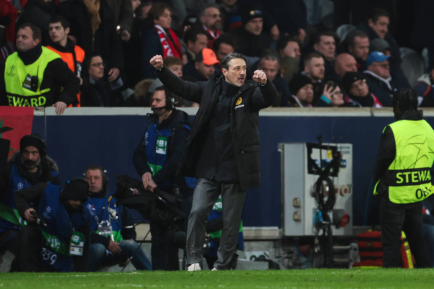 12.03.2025, UEFA Champions League, Achtelfinale, Lille OSC - Borussia Dortmund, Trainer Niko Kovac Borussia Dortmund bejubelt den Einzug und Viertelfinale, Lille Stade Pierre Mauroy Decathlon Arena Paris xRHR-FOTO/DEx *** 12 03 2025, UEFA Champions League, round of 16, Lille OSC Borussia Dortmund, coach Niko Kovac Borussia Dortmund celebrates their entry into the quarter-finals, Lille Stade Pierre Mauroy Decathlon Arena Paris xRHR PHOTO DEx Copyright: DennisxEwert/RHR-FOTOx RHR-FOTO/DE