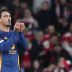 Athletic Club v AS Roma - UEFA Europa League 2024/25 Round of 16 Second Leg Mats Hummels centre-back of Roma and Germany is shown a red card during the UEFA Europa League 2024/25 Round of 16 Second Leg match between Athletic Club and AS Roma at Estadio de San Mames on March 13, 2025 in Bilbao, Spain. Bilbao Basque Country Spain PUBLICATIONxNOTxINxFRA Copyright: xJosexBretonx originalFilename:bretonhernandez-athletic250313_npHdz.jpg