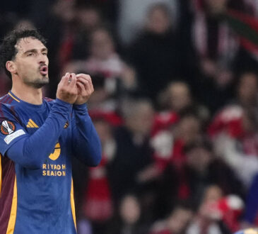 Athletic Club v AS Roma - UEFA Europa League 2024/25 Round of 16 Second Leg Mats Hummels centre-back of Roma and Germany is shown a red card during the UEFA Europa League 2024/25 Round of 16 Second Leg match between Athletic Club and AS Roma at Estadio de San Mames on March 13, 2025 in Bilbao, Spain. Bilbao Basque Country Spain PUBLICATIONxNOTxINxFRA Copyright: xJosexBretonx originalFilename:bretonhernandez-athletic250313_npHdz.jpg