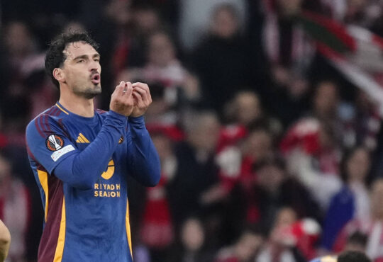 Athletic Club v AS Roma - UEFA Europa League 2024/25 Round of 16 Second Leg Mats Hummels centre-back of Roma and Germany is shown a red card during the UEFA Europa League 2024/25 Round of 16 Second Leg match between Athletic Club and AS Roma at Estadio de San Mames on March 13, 2025 in Bilbao, Spain. Bilbao Basque Country Spain PUBLICATIONxNOTxINxFRA Copyright: xJosexBretonx originalFilename:bretonhernandez-athletic250313_npHdz.jpg