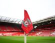 Eckfahne mit Logo / Wappen des FC Liverpool an der Anfield Road