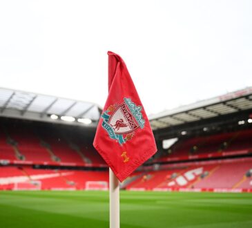 Eckfahne mit Logo / Wappen des FC Liverpool an der Anfield Road