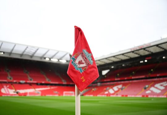 Eckfahne mit Logo / Wappen des FC Liverpool an der Anfield Road