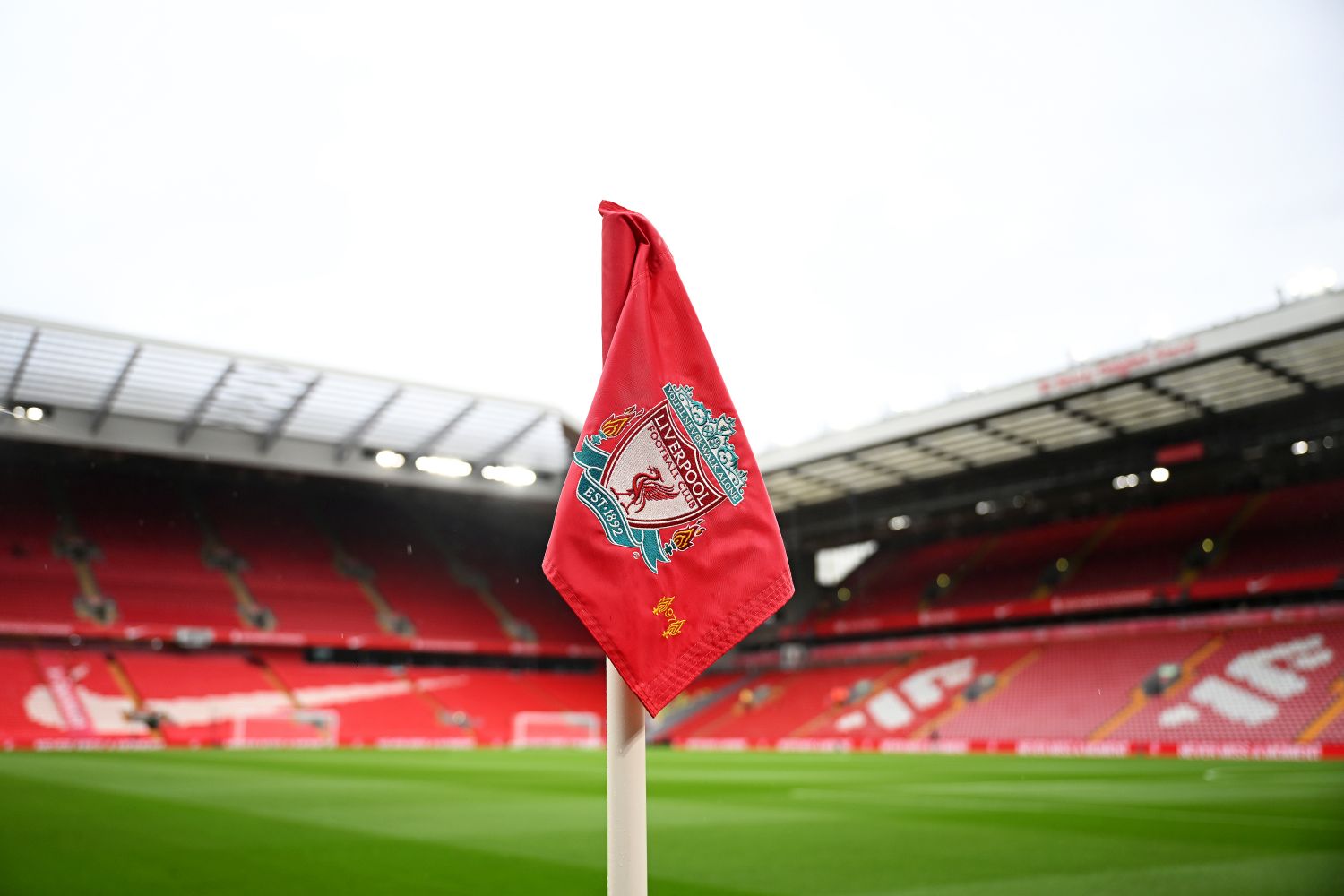 Eckfahne mit Logo / Wappen des FC Liverpool an der Anfield Road